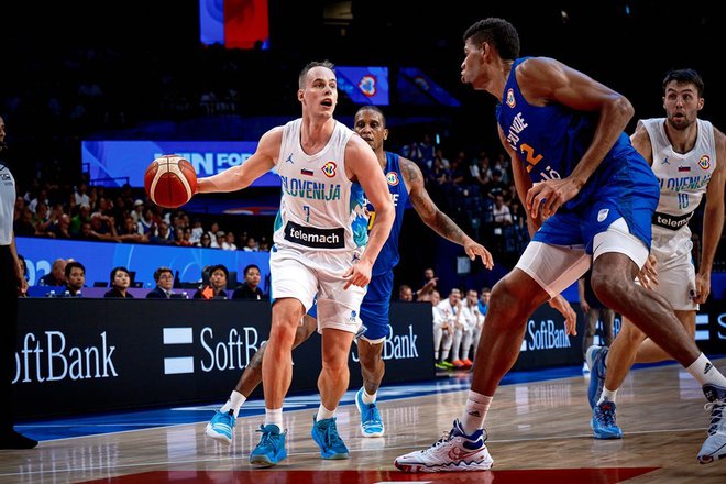 Klemen Prepelič se ni ustrašil 221 cm visokega Walterja Tavaresa, nekdanjega soigralca pri Realu. FOTO: FIBA