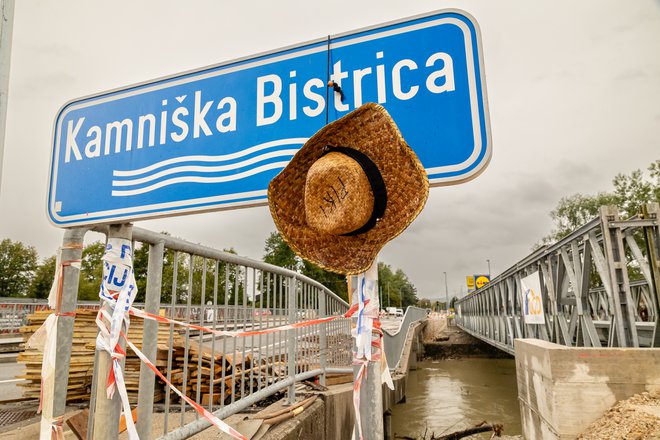 Gradnja mostu po poplavah v Domžalah. FOTO: Črt Piksi/Delo