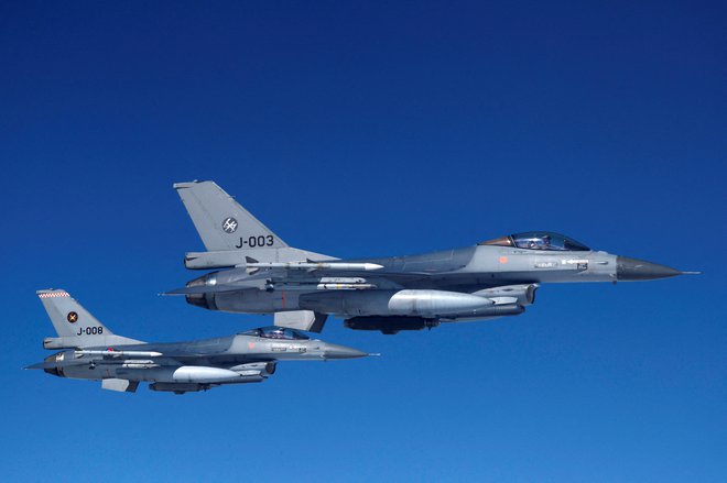 Ukrajinske pilote bodo v Arizoni začeli uriti za obvladovanje vojaških letal F-16 šele oktobra. Foto Piroschka Van De Wouw/Reuters