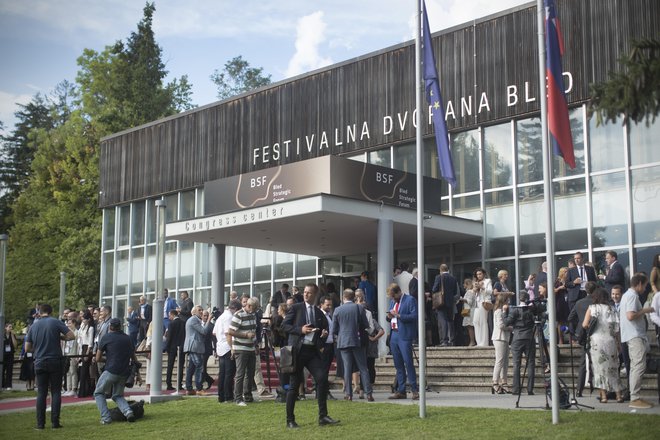 Udeleženci razprave Nič kulture, nič demokracije! na Blejskem strateškem forumu so med kulturo in demokracijo preprosto postavili enačaj. FOTO: Jure Eržen/delo