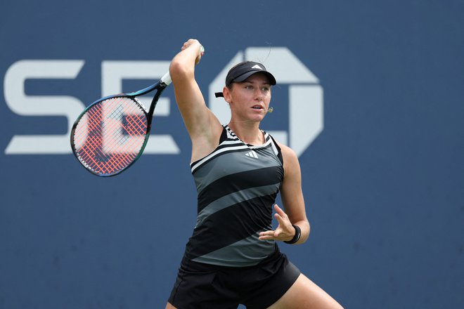 Za Kajo Juvan so naporni teniški dnevi v New Yorku, a prijetni. Po preboju na glavni turnir OP ZDA jo čaka še prestižni dvoboj s številko 1 na lestvici WTA. FOTO: Al Bello Getty Images Via AFP