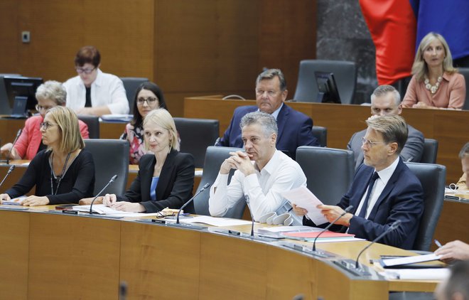 Predsednik vlade Robert Golob na izredni seji DZ, kjer bodo poslanci potrjevali interventni zakon. FOTO: Jože Suhadolnik/Delo