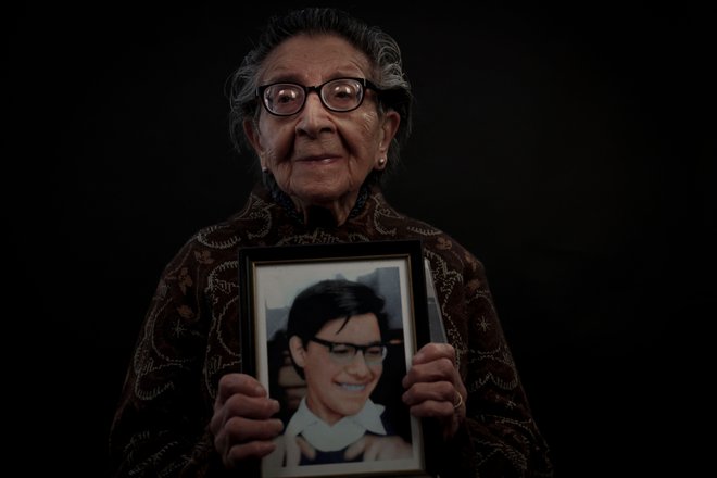 94-letna Luz Encina Silva, mati takrat 19-letnega Mauricia Jorquere, ki je izginil 5. avgusta 1974, v Santiagu pozira s sliko svojega sina. 11. septembra 2024 bo minilo 50 let od državnega udara, ki ga je vodil pokojni general Augusto Pinochet proti takratnemu predsedniku Salvadorju Allendeju. Vlada predsednika Gabriela Borisa je nedavno začela izvajati nacionalni načrt za iskanje izginulih, ki je prvi usklajeni poskus čilske države, da bi ugotovila pogoje in okoliščine, v katerih je vsakdo izginil. Foto: Martin Bernetti/Afp