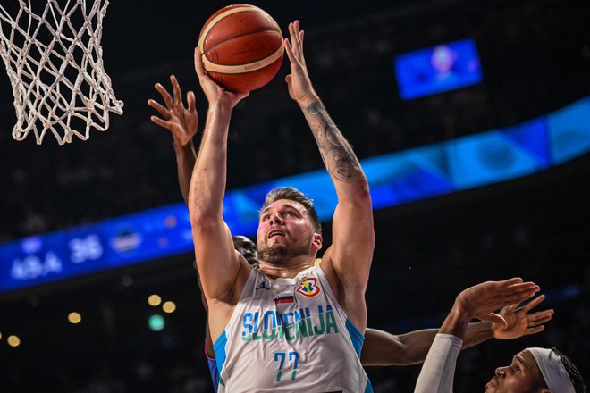 Luka Dončić na tekmi proti Zelenortskim otokom. Foto Yuichi Yamazaki/Afp