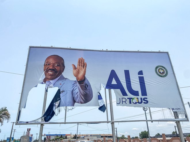 Ostanki volilnega plakata gabonskega predsednika Alija Bonga v Librevillu. Ta teden je vojaški udar končal več desetletij dolgo vladavino njegove družine. Foto AFP