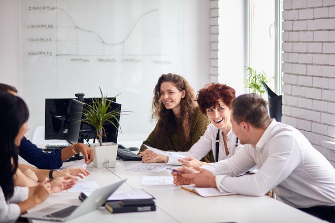 V pisarnah ne bo nikoli več tako živahno, kot je bilo pred pandemijo, napovedujejo strokovnjaki. FOTO: Shutterstock