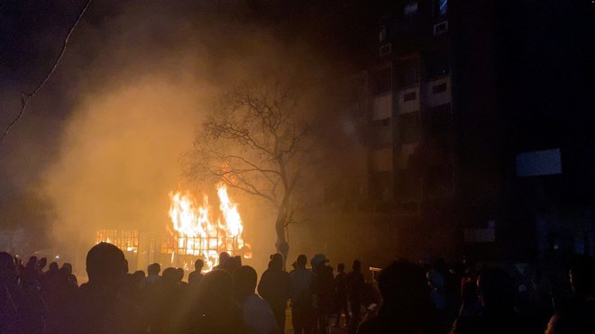 Vzrok požara po navedbah reševalcev še ni znan. FOTO: X/@odirileram via Reuters