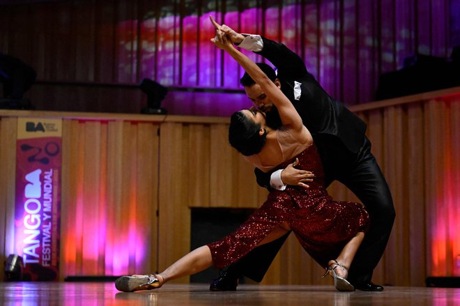 Amanda Marques in Guilherme Monteiro tekmujeta med polfinalom svetovnega prvenstva v tangu v kategoriji Tango Stage. Svetovno prvenstvo v tangu, na katerem se vsako leto zbere na tisoče ljubiteljev tango glasbe z različnih koncev sveta, poteka v argentinski prestolnici Buenos Aires in traja do 3. septembra. Foto: Luis Robayo/Afp
