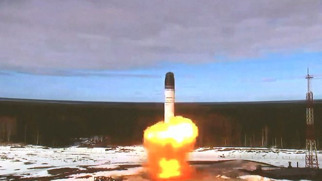 Predsednik Rusije Vladimir Putin je že junija dejal, da bodo rakete sarmat kmalu uporabljene v vojni. FOTO: Russian Defence Ministry via Reuters