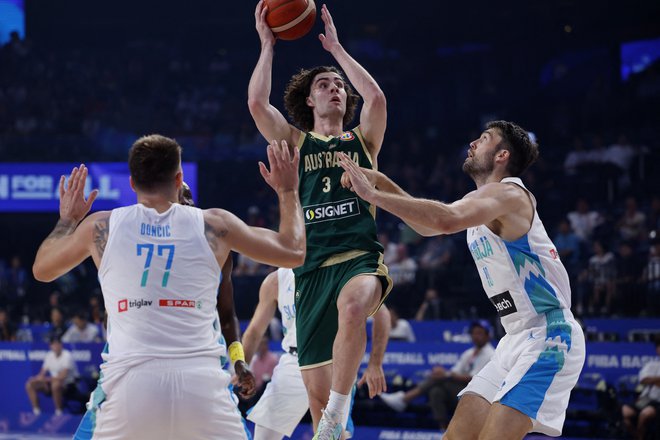 Mike Tobey (na fotografiji desno) je bil med najzaslužnejšimi za zmago Slovenije. FOTO: Issei Kato/Reuters