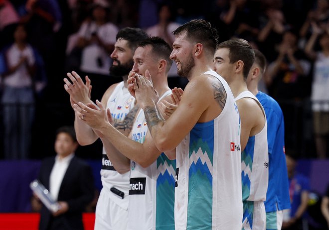 Luka Dončić in soborci so se po odlični predstavi zahvalili navijačem za podporo s tribun. FOTO: Isei Kato/Reuters