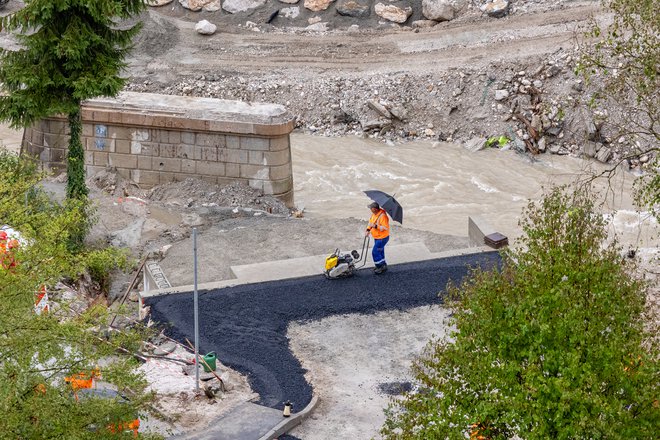 Obnova po poplavah bo izvedljiva le, če se je bomo kot družba lotili složno. Foto Črt Piksi