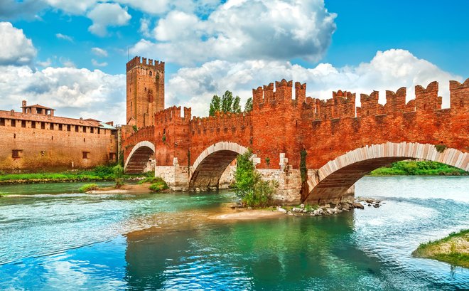 Impresivna obrambna trdnjava Castelvecchio ob Adiži, ki jo je plemiška rodbina della Scala zgradila v letih 1354 in 1355. FOTO: Shutterstock