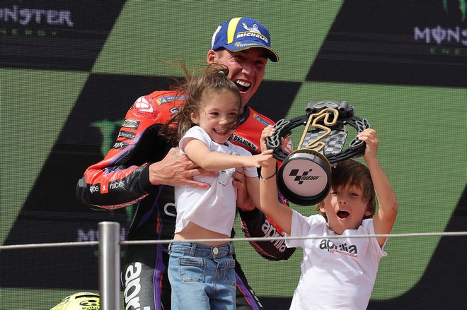 Aleix Espargaro se je takole veselil zmage s svojima otrokoma. FOTO: Lluis Gene/AFP