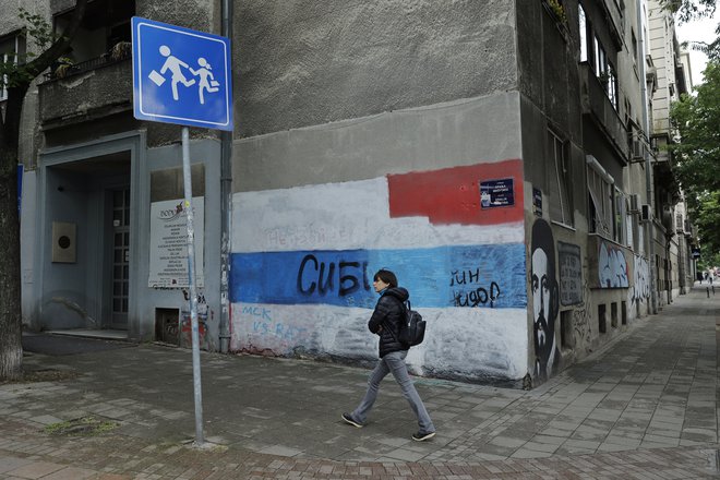 Le nekaj dni po krvavem strelskem napadu na Osnovni šoli Vladislava Ribnikarja je bil na drugi strani ulice takole uničen nacionalistični grafit, ki časti Vladimirja Putina in srbsko bratstvo z Rusi. Foto Jože Suhadolnik