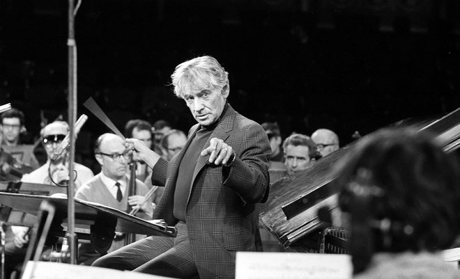 Leonard Bernstein, znameniti ameriški skladatelj, dirigent in pianist, v londonski koncertni dvorani Royal Albert Hall. FOTO: Pa Images/Reuters