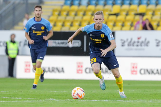 Žan Karničnik se je usposobil za doseganje golov Mariborčanom.  FOTO: Voranc Vogel/Delo