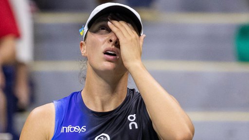 Po porazu v osmini finala bo Iga Swiatek izgubila tudi 1. mesto na WTA lestvici. Foto Corey Sipkin/AFP