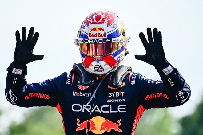 Max Verstappen je s prsti pokzal, koliko zaporednih zmag je že dosegel. FOTO: Ben Stansall/AFP