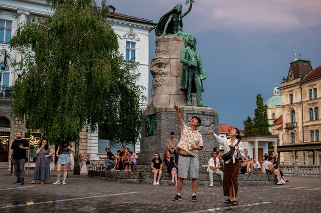 V Ljubljani se to poletje spet tre turistov, številni nastanitve dobijo prek platform airbnb in booking. FOTO: Voranc Vogel