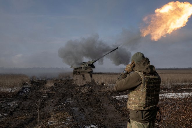 V preteklem tednu so ukrajinske sile osvobodile še tri kvadratne kilometre v okolici Bahmuta, s čimer se je skupno območje okoli mesta, ki so ga ponovno zavzeli od začetka ukrajinske protiofenzive, povečalo na 47 kvadratnih kilometrov. FOTO: Marko Djurica/Reuters