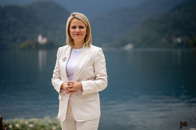 Zagotovljen dostop do hitre in zgodnje diagnoze ter zdravljenja je pomemben del naložb v zdravje ljudi, širše gospodarstvo in družbo kot celoto, poudarja Eva McLellan, generalna direktorica Roche Slovenija. FOTO: Črt Piksi/Delo