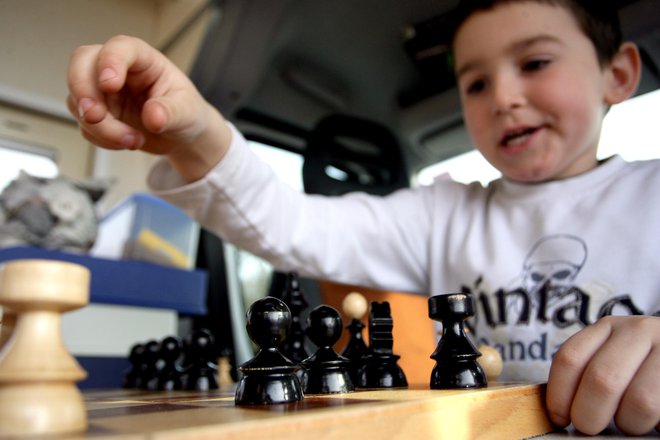 Mladi se vse bolj navdušujejo nad šahom. FOTO: Roman Šipić