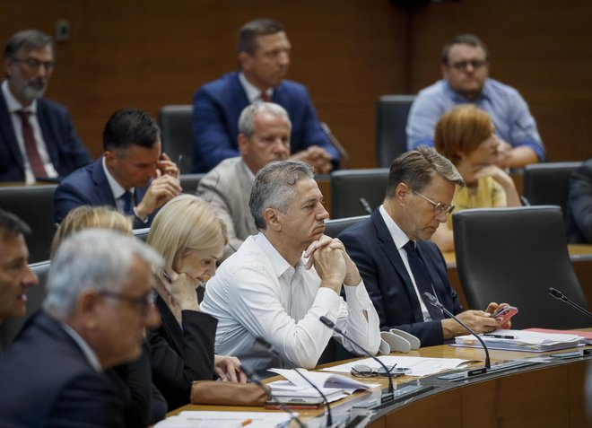 Slovenija bo v zakonu o obnovi in razvoju uvedla obdavčitev bank v višini 0,2 odstotka bilančne vsote, je v intervjujih za Televizijo Slovenija in POP TV povedal predsednik vlade Robert Golob. FOTO: Jože Suhadolnik/Delo