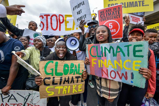 Podnebni aktivisti protestirajo v Nairobiju. FOTO: Suleiman Mbatiah/AFP