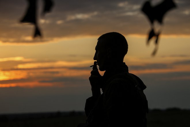 A Ukrainian service member smokes at a position near a frontline, amid Russia's attack on Ukraine, in Zaporizhzhia region, Ukraine September 4, 2023. REUTERS/Oleksandr Ratushniak Foto Stringer Reuters