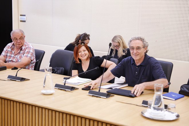 Za zdaj še ni jasno, kdaj se bodo pogajanja med predstavniki vlade in sindikati nadaljevala.

Foto Jože Suhadolnik