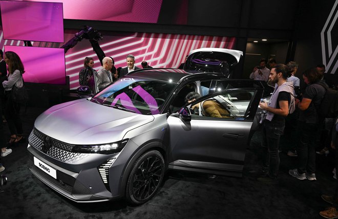 Renault scenic je nov, oznaka e-tech pomeni, da je električen, ni več enoprostorec, ampak SUV. FOTO: Christof Stache/AFP