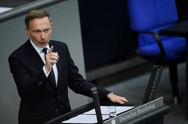 Minister za finance Christian Lindner je med predstavitvijo proračuna poudaril, da rezi niso globoki, da pa mora vlada poskrbeti za zanesljivo fiskalno oceno države na kapitalskih trgih. FOTO: Annegret Hilse/REUTERS