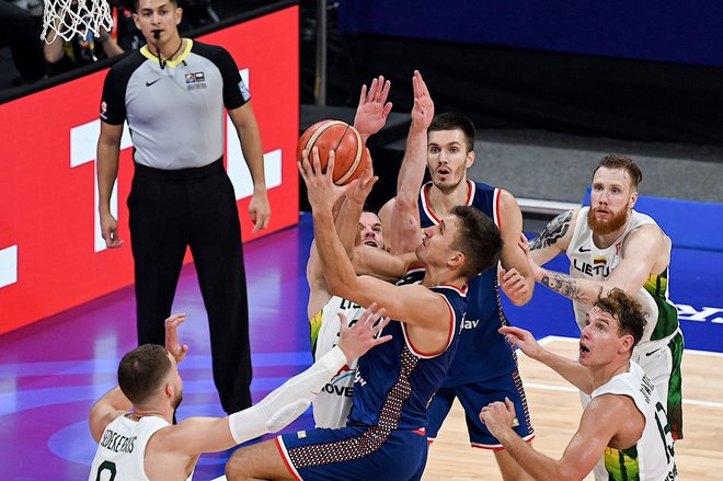 Bogdan Bogdanović (z žogo) in Filip Petrušev (v ozadju) sta bila najučinkovitejša v srbski reprezentanci. FOTO: Jam Sta Rosa(AFP