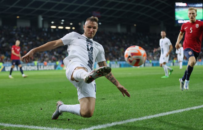 Jasmin Kurtić je pri Craiovi spet dobil priložnost za igro, nazadnje je odigral vseh 90 minut in bo pomemben člen slovenske zasedbe v boju s čvrstimi Severnimi Irci. Foto Antonio Bronić/Reuters