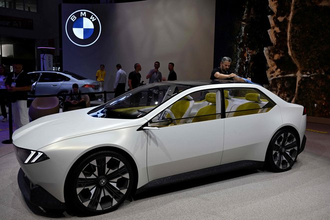 BMW nakazuje novo generacijo električnih avtomobilov, ki jim pravi novi razred. Prijetno presenečenje je, da niso videti kot športni terenci. FOTO: Christof Stache/AFP