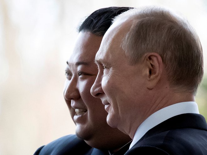 Pričakovati je, da bo Kim Džong Un že ta mesec odpotoval v Vladivostok, kjer se bo sestal z Vladimirjem Putinom in se z njim pogajal o možnosti dobave orožja. FOTO: Alexander Zemlianichenko/Reuters