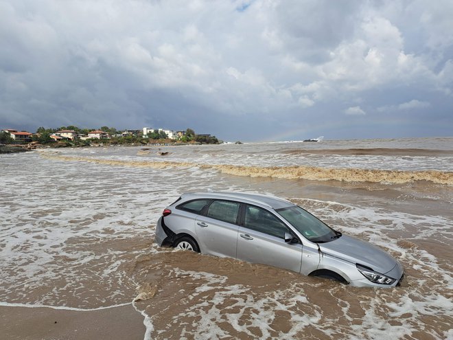 Poplave v Carevu ob Črnem morju v katerih sta umrla dva človeka. FOTO: Yordan Zhekov/AFP