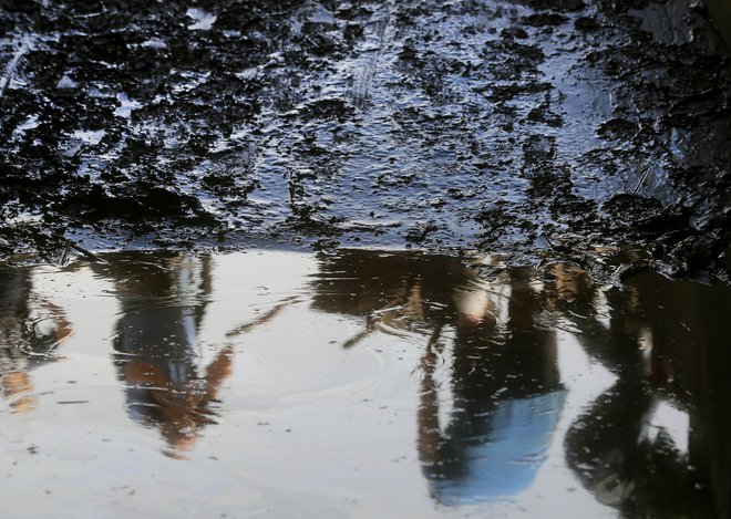 Podaljšanje roka je lahko največ dveletno, zaprositi pa je mogoče tudi za nekatere druge ugodnosti. FOTO: Blaž Samec/Delo