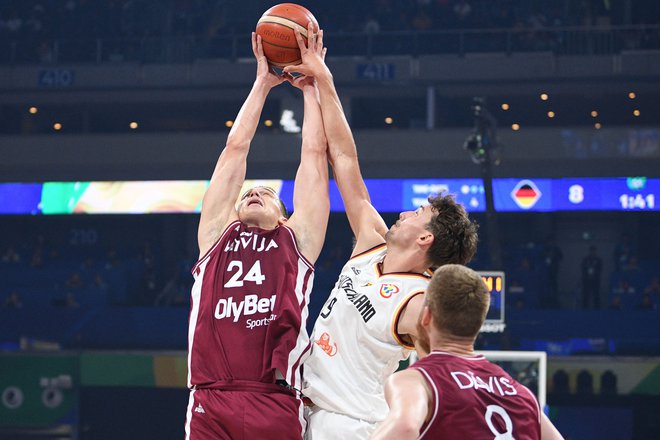 Franz Wagner (na sredini) je k četrtfinalni zmagi Nemcev prispeval 16 točk. FOTO: Ted Aljibe/AFP