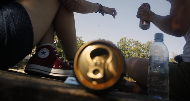 Mladi pijejo alkohol predvsem zato, da se sprostijo. FOTO: Mavric Pivk/Delo