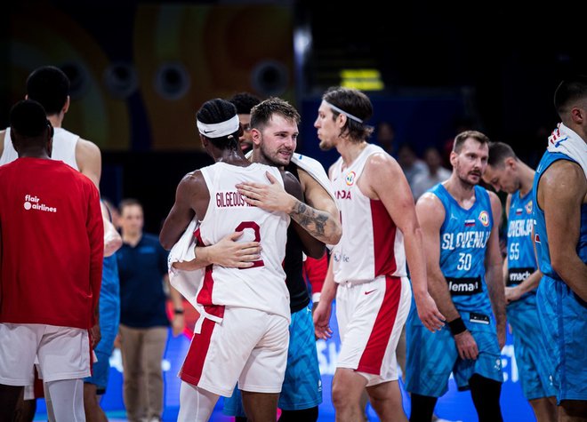 Shai Gilgeous-Alexander si je prislužil čestitke Luke Dončića za odlično igro in prvo uvrstitev Kanade v polfinale SP. FOTO: FIBA