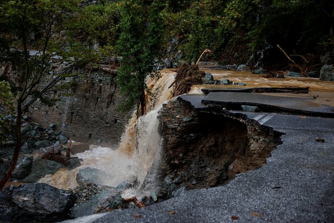 V Grčiji so poplave odnesle povezave med turističnimi kraji. FOTO: Louisa Gouliamaki/Reuters