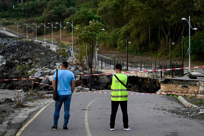 Ob obali Črnega morja v Carevu imajo tudi težave z infrastrukturo. FOTO: Nikolay Doychinov/AFP