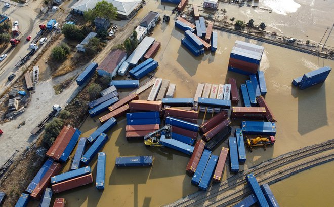 V Istambulu je poleg vsega drugega poplavilo tudi kontejnerje. FOTO: Murad Sezer/Reuters