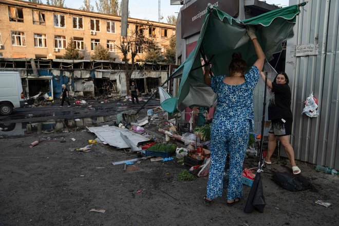 V ruskem raketnem obstreljevanju sredi dneva v središču mesta Kostjantinivka je bilo ubitih najmanj 17 ljudi, 32 pa ranjenih. FOTO: Polina Melnyk/Afp