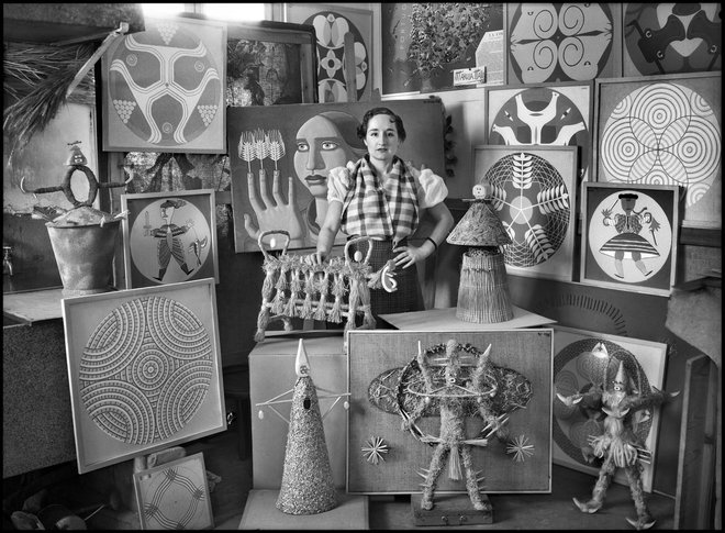 Maruja Mallo v ateljeju, obkrožena s svojimi deli, 1936 FOTO: Vicente Moreno