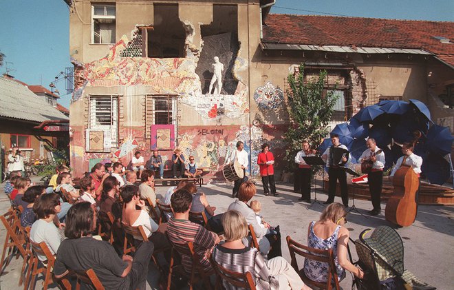 AKC Metelkova mesto vztrajno praznuje vsako obletnico osvoboditve nekdanje vojašnice. FOTO: Samec Blaž/Delo