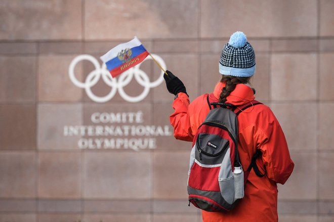 Ruski športniki bodo v najboljšem primeru prihodnje leto v nastopili na olimpijskih igrah pod zastavo Mednardonega olimpijskega komiteja. FOTO: Fabrice Coffrini/AFP