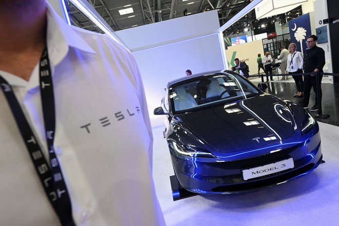 Tesla se je vrnila na avtomobilske razstave, tokrat s prenovljenim modelom 3. FOTO: Angelika Warmuth/Reuters